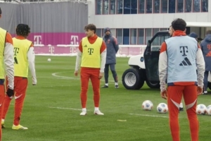 拜仁官方社媒晒抢圈训练视频,球员们流畅一脚出球+迪亚斯破门 - 资讯配图