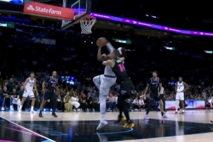 有点危险！希罗抱小卡特脖子险引冲突 前者不必要动作吃一级恶犯 - 资讯配图