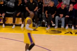 担当!詹姆斯询问教练组:八村几犯了?有必要的话 我来防约基奇 - 资讯配图