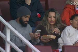 枪迷们想念吗?拉卡泽特携妻儿出现在阿森纳vs埃弗顿现场看台上 - 资讯配图