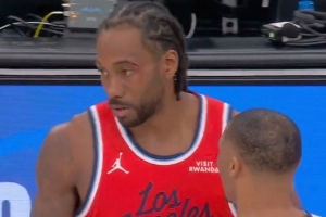 小卡眼角被打破血流不止 回更衣室治疗之后已经重回球场 - 资讯配图