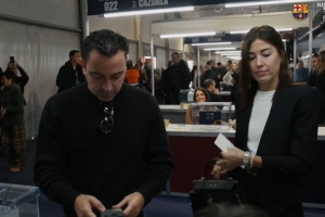 巴萨官方社媒晒哈维投票视频,此前曾炮轰拉波尔塔 - 资讯配图