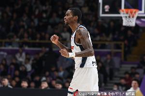 真尽力了!萨姆纳24中15空砍全场最高37分 得分超全队一半 - 资讯配图