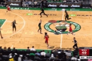 超远距离！特雷·杨后场长传助飞库利巴利空接暴扣 - 资讯配图