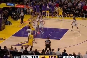 太难了！东契奇对抗防守强攻不中 球卡篮脖子&吹了争球 - 资讯配图