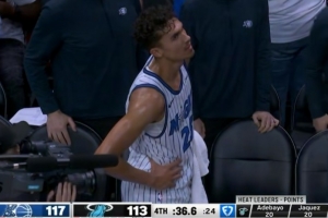 超巨失误！席尔瓦运球砸脚上出了边线 热火36.6秒落后4分有机会了 - 资讯配图