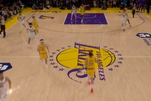 海斯被吹转换进攻犯规 贾马尔·穆雷罚球拿分后再助布朗进三分 - 资讯配图