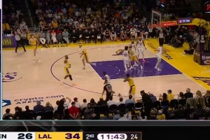 延续首节手感！斯玛特次节刚开始底角三分再中 个人第3记了！ - 资讯配图