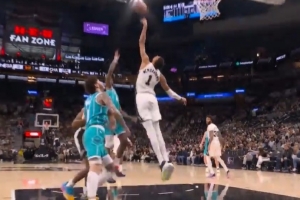 这么不信邪？迪亚巴特转身勾手被文班大帽 再强攻被干扰造成24秒 - 资讯配图