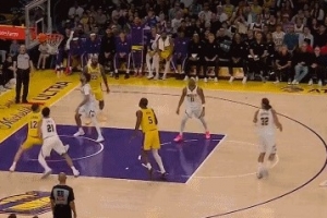 大心脏！詹姆斯吸引防守送助攻 里夫斯三分助湖人夺回领先 - 资讯配图