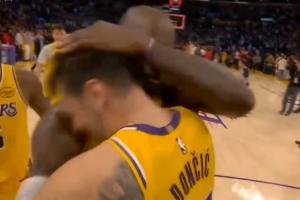 ❤️爱你！比赛结束后詹姆斯第一时间从后场狂奔回去和东契奇拥抱 - 资讯配图