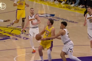 你犯规我就投！东契奇传球瞬间改投篮造成杀伤 随后2罚1中 - 资讯配图