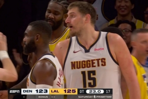 防守建功！艾顿滴水不漏贴防约基奇 大帽扇飞后者上篮 - 资讯配图