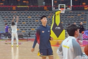 今晚上演广东生涯首秀！崔永熙早早来到球馆热身 - 资讯配图