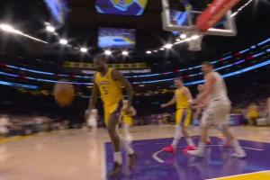 太激动了？艾顿大帽约基奇 本来可以救的球不要了 - 资讯配图