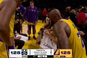 詹教练上线！湖人暂停期间 詹姆斯给队友讲解战术细节 - 资讯配图