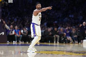 DPOY!斯玛特15中8得21分3板2助5断1帽 关键防守+三分太硬了 - 资讯配图