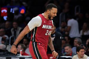 鲍威尔：裁判那次吹我们发球5秒违例是胡扯 也太快了 - 资讯配图