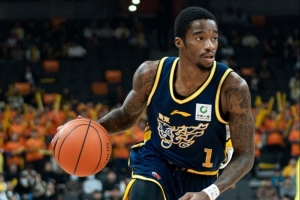 京媒：广东缺赵继伟这样稳定军心的大哥 萨姆纳完全带不动队友 - 资讯配图