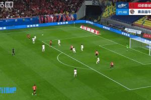 有点抽象！胡荷韬左路传中，拜合拉木凌空抽射奔着边线去了 - 资讯配图