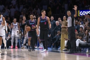 这球怎么看？热火落后4分拉松发球被吹5秒违例 斯波场边直接气炸 - 资讯配图