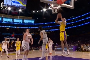 闲庭信步！肯纳德持球连续晃动 抛传助攻海斯起飞暴扣 - 资讯配图