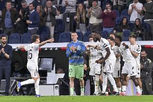 神来之笔！居莱尔68米超远后场吊射破门，预期进球仅0.01 - 资讯配图