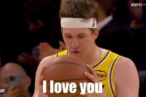 这是真爱里夫斯1+2扳平比分之后对着篮球说：I Love You！ - 资讯配图