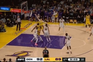 这球有点帅！艾顿“戈塔特式”掩护 拉拉维亚慢三步轻松单臂挑篮 - 资讯配图