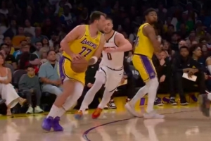 太准了吧！东契奇迎着布劳恩干拔三分再进 个人第2记&全队第5记 - 资讯配图