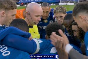 有解释也够炸裂..切尔西赛前围裁判因纽卡先开球，裁判来中圈控场 - 资讯配图