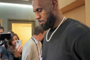 詹姆斯谈鱼跃扑球:我活在当下 我明白每个回合都很重要 - 资讯配图