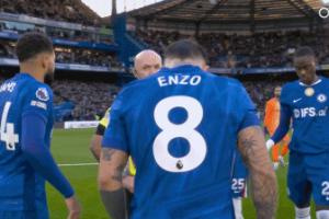 名场面！切尔西围圈把主裁保罗·蒂尔尼围住 帕尔默抱裁判+盯着看 - 资讯配图