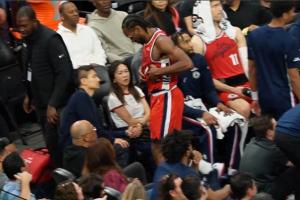 不像脚踝！小卡表情痛苦捂着自己的腰腹部离场并高举双手进行伸展 - 资讯配图