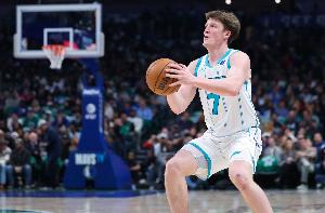 调整能力极强！克尼佩尔第三节6中5&三分4中3轰17分 上半场仅2分 - 资讯配图