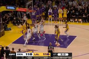 顶薪拿来！里夫斯第二罚故意不中 自己抢到板抛投拖入加时！ - 资讯配图