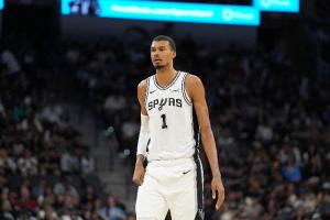 复出狂轰32+12+8+2+4!文班近5战合砍165分57板19帽 比肩06年姚明 - 资讯配图