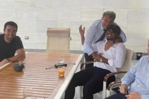 埃托奥支持拉波尔塔竞选巴萨主席：投他一票！他激励了整整一代人 - 资讯配图