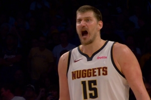 强打！约基奇单打艾顿 晃动后高抛打板追平比分 - 资讯配图