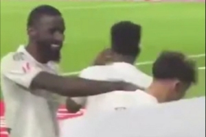 阿斯报晒视频,发现吕迪格在庆祝居莱尔进球时打了小将皮塔奇一下 - 资讯配图