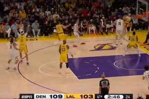 拼命三郎！里夫斯奋力扑抢完成抢断 及时叫停保住球权 - 资讯配图