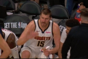 怎么了？暂停时约基奇在替补席情绪十分激动 手舞足蹈说着什么 - 资讯配图