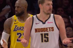 一时瑜亮!约基奇与詹姆斯两人同时摊手 表达对判罚的不满! - 资讯配图