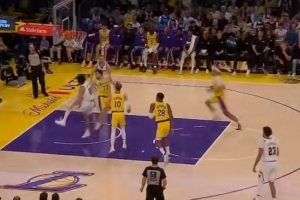 努力追赶！卡梅隆·约翰逊三分命中&布劳恩反击得手 掘金打停湖人 - 资讯配图