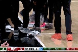 小插曲！雄鹿老鹰比赛场边饮料洒了 多名工作人员一起出动擦地 - 资讯配图