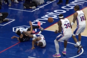 虚惊一场！特里上篮失衡摔在地上肩膀着地 缓了一会儿回到比赛 - 资讯配图