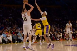 士气大振！约基奇弧顶开炮 三分命中并造海斯犯规加罚也有 - 资讯配图