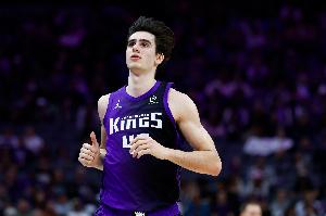 【菜鸟】雷诺23分5板 克尼佩尔20分6板3助 埃奇库姆16分4板7助2断 - 资讯配图