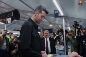 布斯克茨来到现场投票，拉波尔塔与他握手并拥抱 - 资讯配图