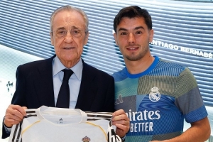 迪亚斯为皇马出战150场比赛，弗洛伦蒂诺向他颁发纪念球衣 - 资讯配图